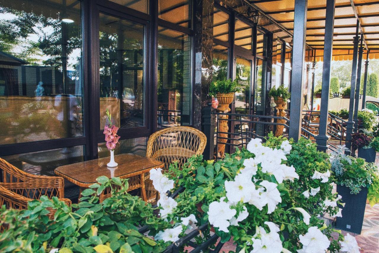 Venezia Otel Çernivtsi Dış mekan fotoğraf
